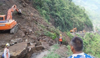 कालिखोलामा पहिरो खस्दा नारायणग-मुग्लिन सडक अवरुद्ध